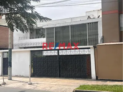 Casa en venta · Jirón Enrique León García 585, Santiago de Surco · 290 m², 4 dorm.