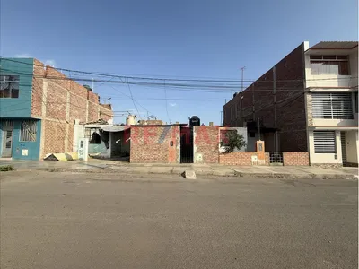 Venta Casa Frente A Parque Urb. Manuel Arevalo - La Esperanza