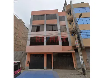 Venta De Casa De 4 Pisos Con Terraza Y Cochera En Ate