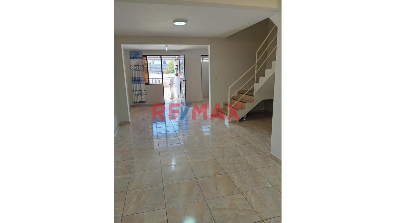 Vendo Exclusiva Casa De 3 Pisos En El Balneario De Santa Rosa: Urb Country Club