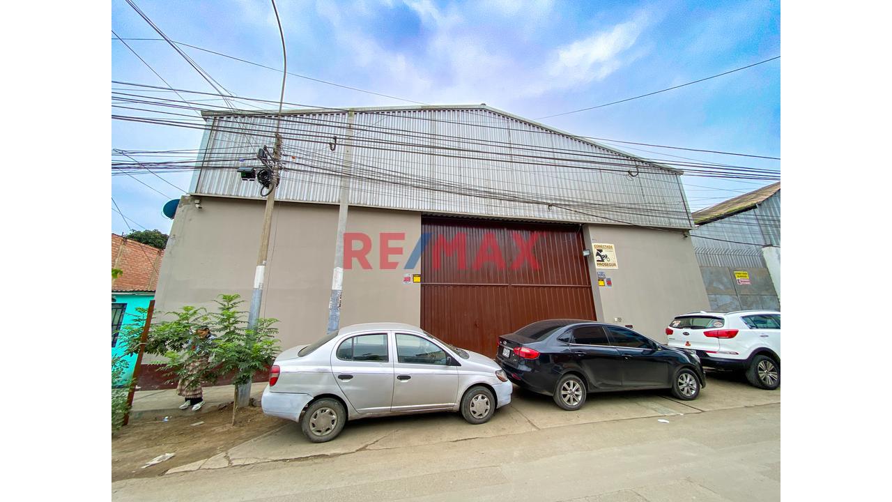 Local Con Dos Naves Chorrillos .
