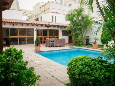 Vendo Linda Casa En Chacarilla San Borja.Frente Al Pentagonito Y A Solo Media Cuadra Del Parque Aramburú.