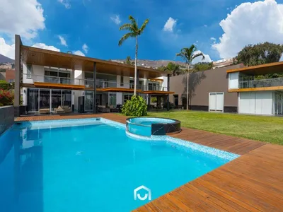 Venta de Casa en Santiago de Surco - Lima 5 Dormitorios