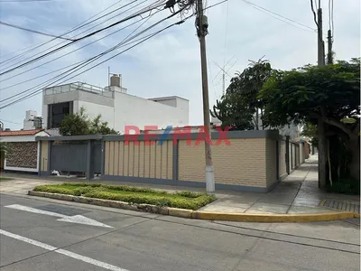Se Vende Casa Como Terreno En San Borja En Esquina