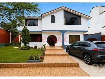 Casa En Venta En Sol De La Molina | 1.080 M² De Terreno, Jardín Y Piscina