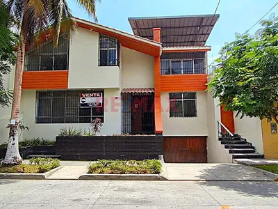 🏡 Ocasión Casa En Venta 📍 Urb. Miraflores Calle Los Almendros Num  149 📏 A.T 336 M2 (12 X 28)   📏  A.C 518
