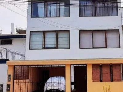 Venta de Casa en Santiago de Surco - Lima 7 Dormitorios