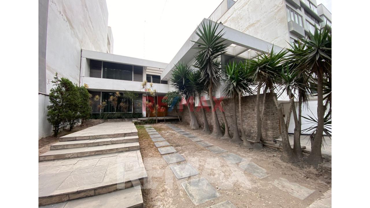 Venta De Amplio Terreno En Aurora Miraflores Area 476M2.