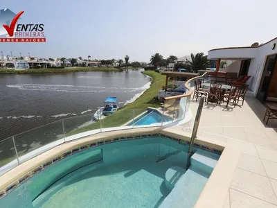 Venta de Casa de Playa en San Antonio - Cañete 7 Dormitorios 