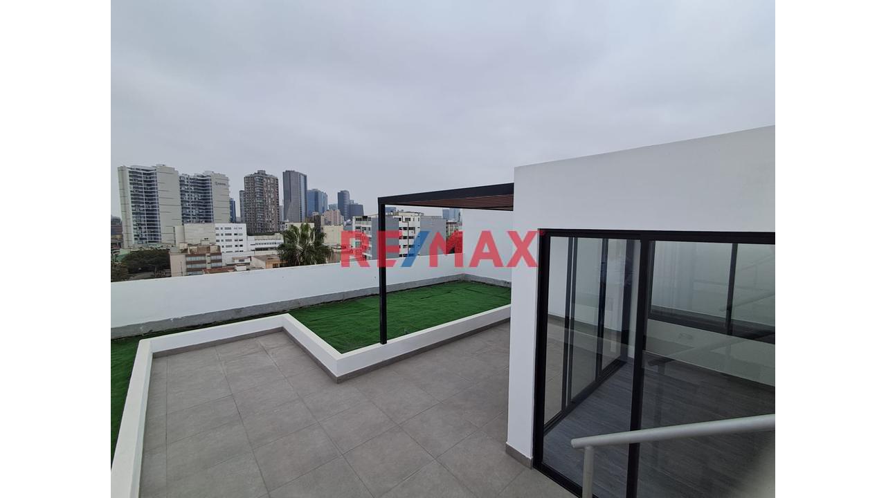 Venta De Amplio Flat Con Terraza Y Piscina