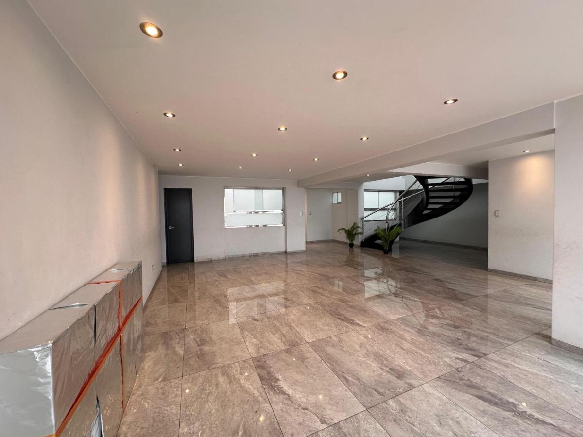 Venta de Departamento en Santiago de Surco - Lima 6 Dormitorios 