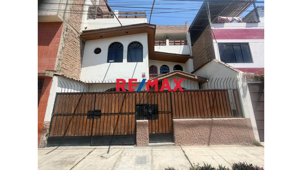 Se Vende Casa De 3 Pisos A.C: 336M2 - Urb. Santa María V Etapa - Trujillo - $256,000