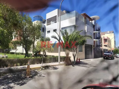 Se Alquila Amplia Casa En Esquina Frente A Parque Urb Santa Maria Lambramani Cerca A Los Principales Malls