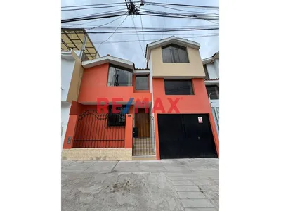 Casa De 3 Pisos En Yanahuara – Urb. Buena Vista