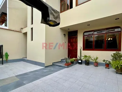 Encantadora Casa De Tres Pisos En Venta