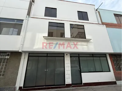 ¡Vive A Pasos Del Malecón! Casa En Quinta En Miraflores – Sin Mantenimiento