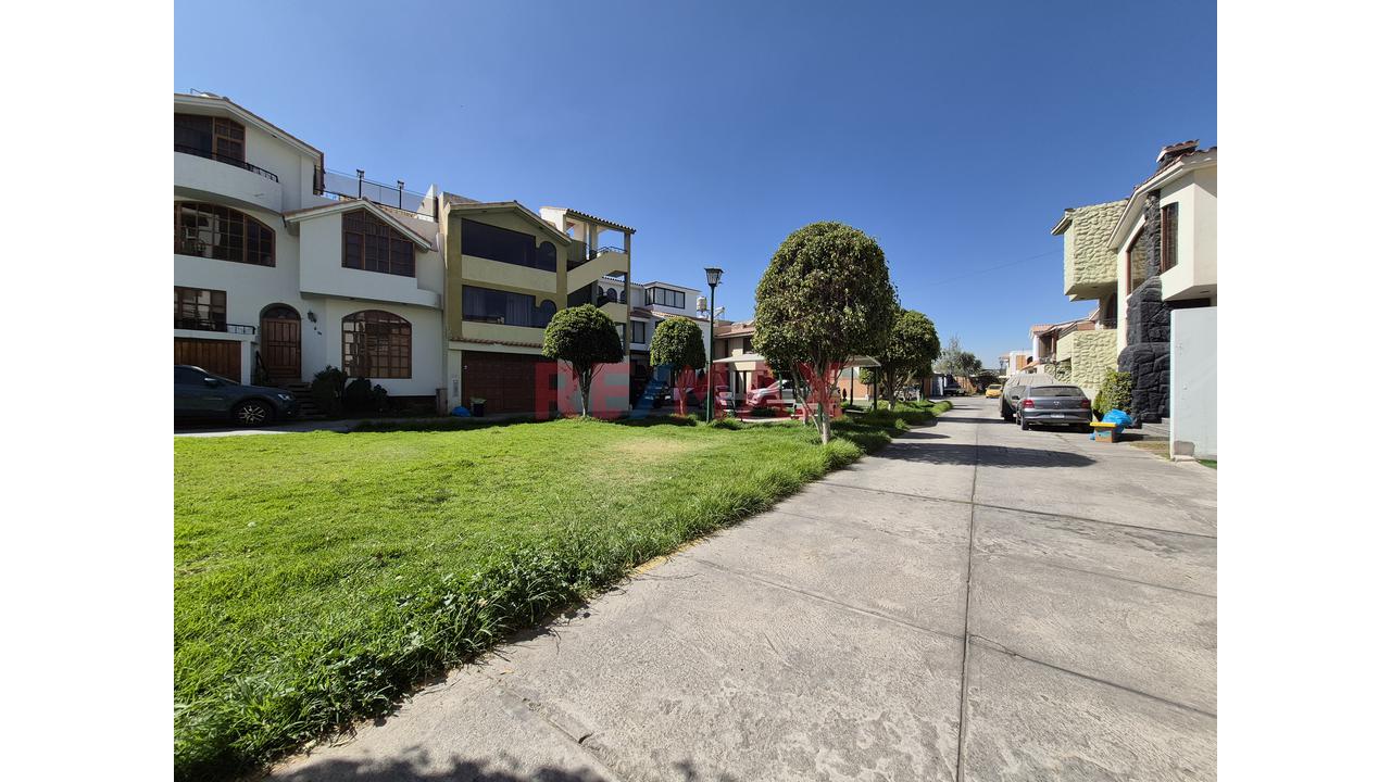 Casa En Venta En Quinta Residencial En Tahuaycani