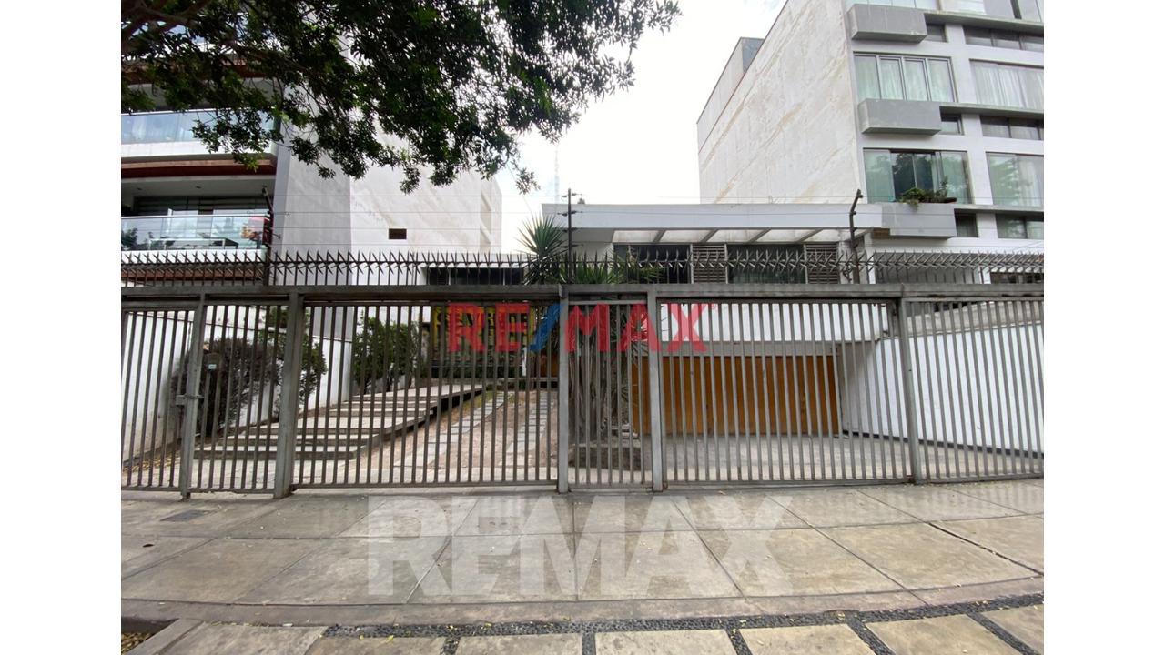 Venta De Amplia Casa En Aurora Miraflores Area 476M2.