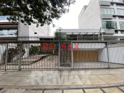 Venta De Amplia Casa En Aurora Miraflores Area 476M2.