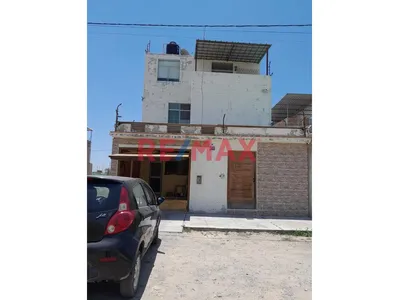Venta De Casa De Tres Pisos En Urb.Los Medanos