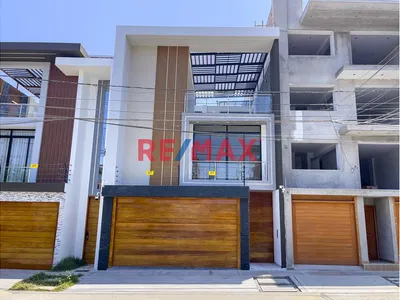 Casa De Estreno Frente A Parque En Venta