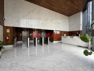 Venta De Oficinas  Con Vista Panoramica En Carnaval Y Moreyra  Incluye Estacionamientos