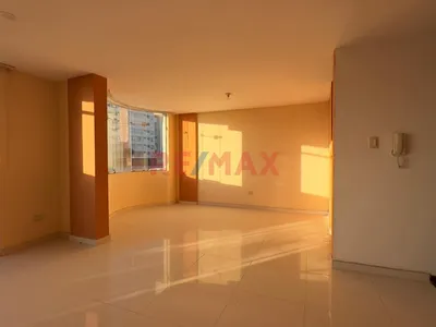 Venta De Amplio Departamento En Segundo Piso , Urb En Jlbyr