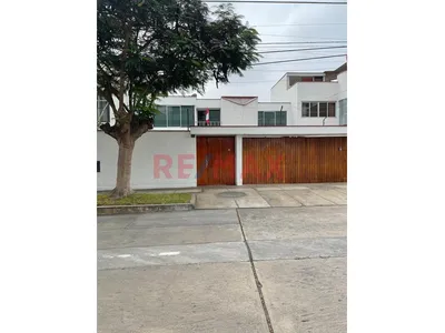 ¡Casa Frente A Parque En San Borja! Amplios Espacios Para Vivir O Potenciar Tu Empresa!