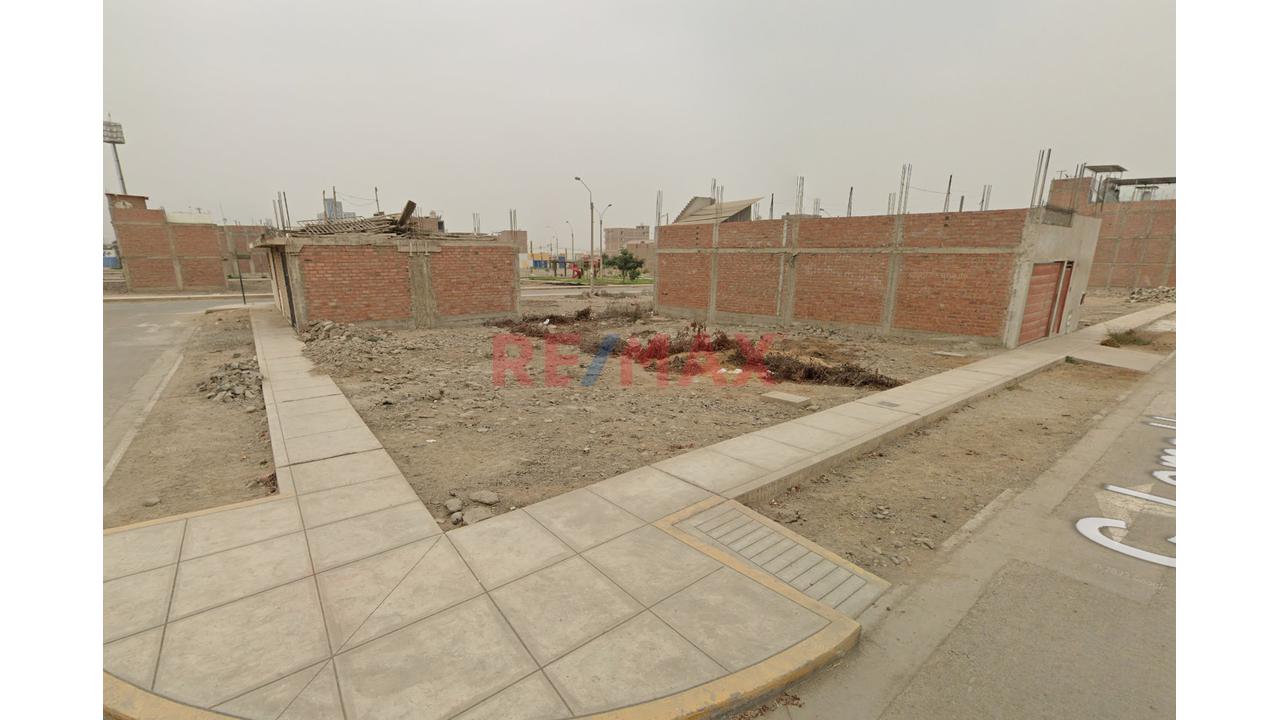Vendo Terreno En Esquina Frente A Parque, En Carabayllo