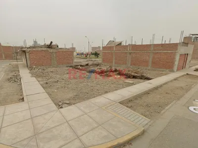 Vendo Terreno En Esquina Frente A Parque, En Carabayllo