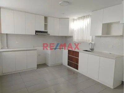 Alquiler De Amplio Departamento Con Cochera Y  Terraza Privada A Pasos De La Av Metropolitana