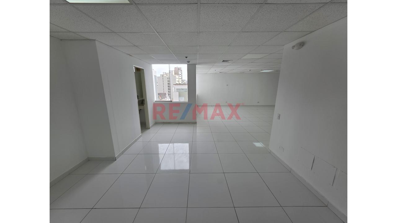 Vendo Amplia Oficina Remodelada En El Corazon De Miraflores