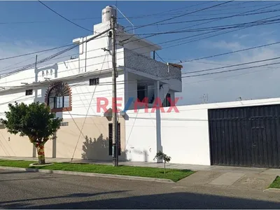 Vendo Casa En Esquina 2 Pisos En  Urb. Florida Alta , Area 252 M2 (4 Cocheras )