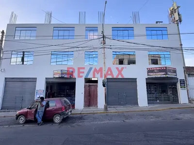 Amplia Casa / Local Comercial En Alquiler – Paucarpata