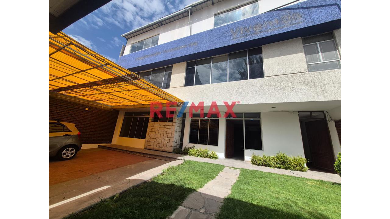 Amplia Casa Comercial En Alquiler Sobre Avenida Principal – Yanahuara