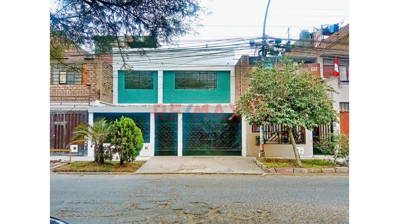 Casa De Dos Pisos Con Estacionamiento En Zona Estrategica De Los Olivos