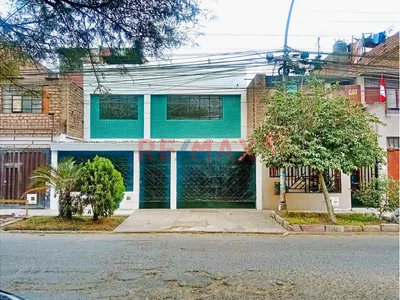 Casa De Dos Pisos Con Estacionamiento En Zona Estrategica De Los Olivos