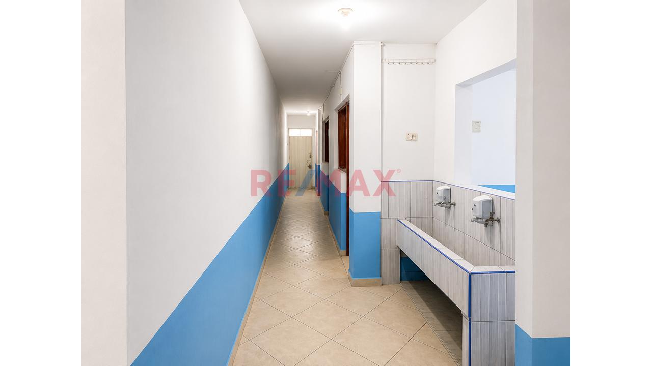 Local Comercial De 03 Pisos - Gran Oportunidad De Inversión Almacenes, Alquileres De Habitaciones, Kinder - Ate (Huaycan)