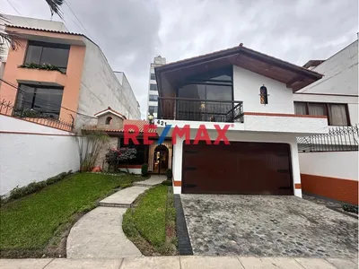 Se Vende Hermosa Casa Con Techo A 2 Aguas, Con Acabados Delicados Y Esculpidos Por Artistas Y Artesanos Reconocidos!