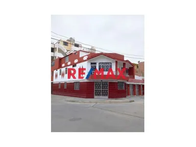 Local Comercial En Esquina Frente A Parque, Puede Servir Como Almacen, Oficinas O Tienda Comercial.