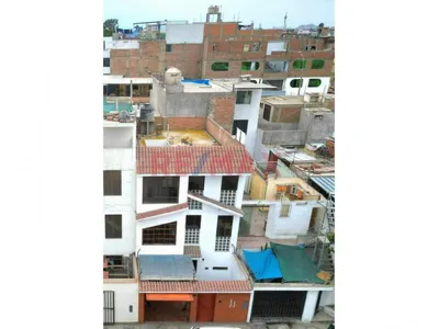 Venta de Casa en Santiago de Surco - Lima 5 Dormitorios