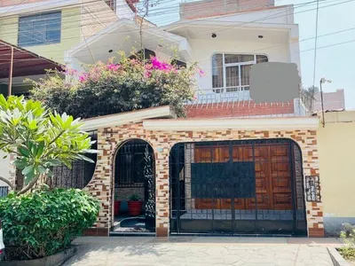 Venta de Casa en Ate - Lima 4 Dormitorios 