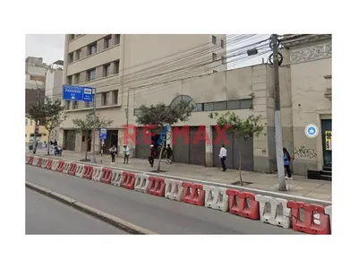 Oportunidad!!! Ten Tu Negocio En El Lugar Mas Concurrido Del Centro De Lima, En Plena Garcilazo De La Vega, Vista A La Calle Y Con Espacio Para Almacen!!!