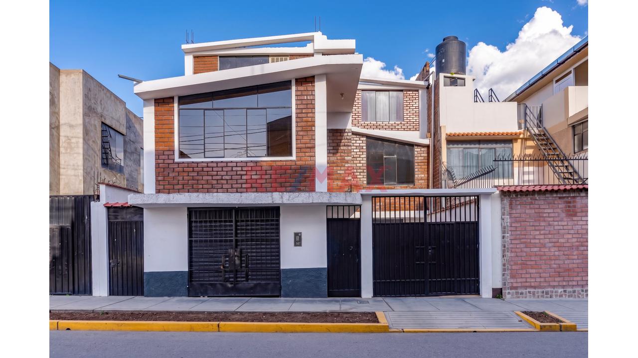 Venta De Casa Residencial - En El Tambo