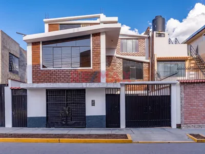 Venta De Casa Residencial - En El Tambo