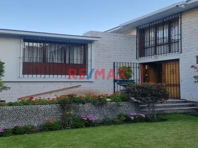 Hermosa Casa En Venta - En La Calle Manuel Ugarteche En Selva Alegre