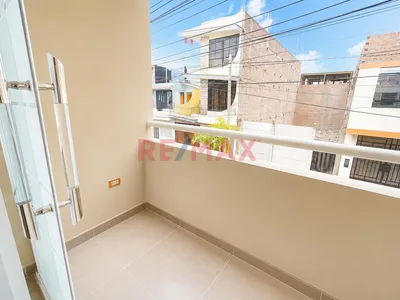 Oportunidad Unica De Inversion, Casa En Venta En San Martín De Porres | 240 M² | 4 Dormitorios | 2 Cocheras | Terraza | Proyección 4 Pisos