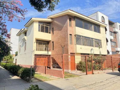 Casa en venta · Calle Rodin 143, San Borja · 750 m², 5 dorm.
