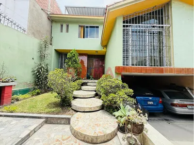 Venta De Casa En Santiago De Surco De 270 De 2 Pisos Mas Azotea