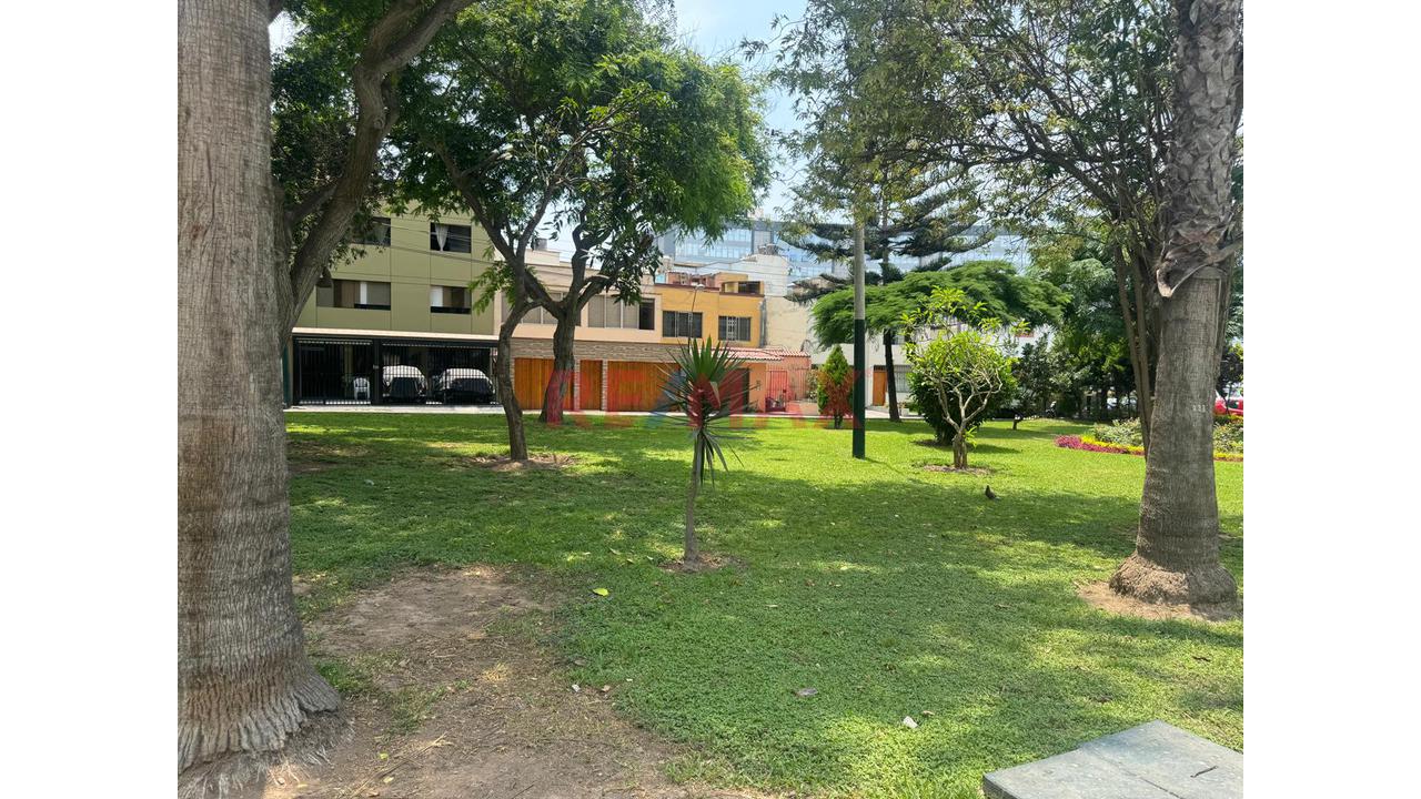 Terreno En Venta Frente A Parque – Urb.La Alborada -Surco